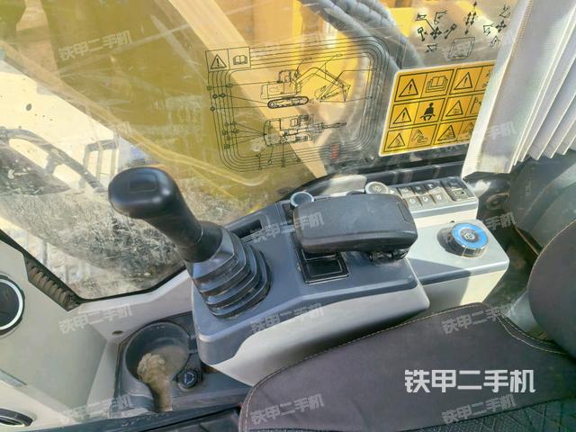 座椅右侧控制台/钥匙门/油门/含右手柄(驾驶室部分) 座椅右侧控制台/钥匙门/油门/含右手柄(驾驶室部分)