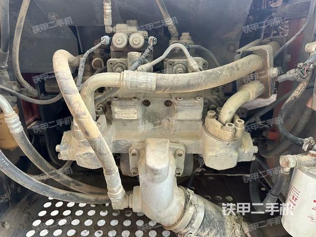 液壓泵艙室正面整體(整機外觀) 液壓泵艙室正面整體(整機外觀)