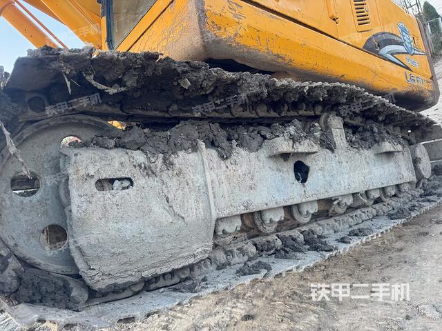 單側(cè)履帶整體(整機外觀) 單側(cè)履帶整體(整機外觀)