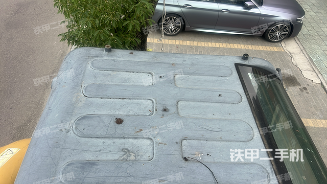 駕駛室頂部(整機(jī)外觀) 駕駛室頂部(整機(jī)外觀)