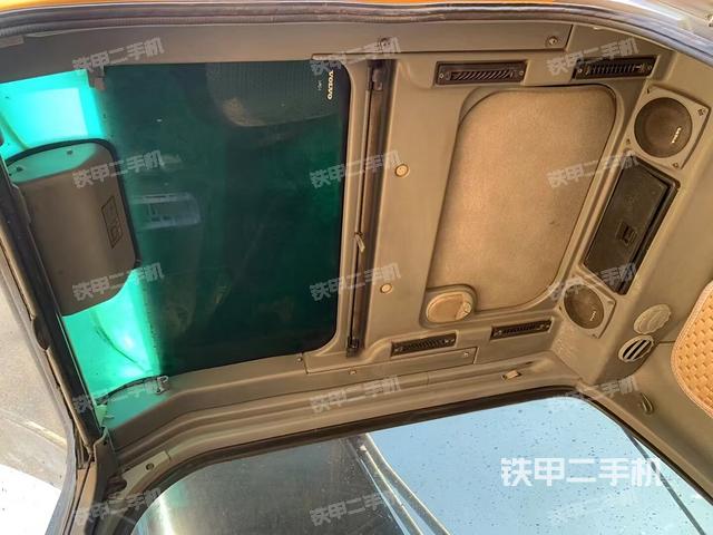 駕駛室頂部(整機(jī)外觀) 駕駛室頂部(整機(jī)外觀)