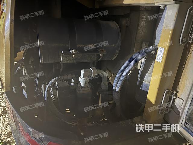 液压泵舱室正面整体(整机外观) 液压泵舱室正面整体(整机外观)