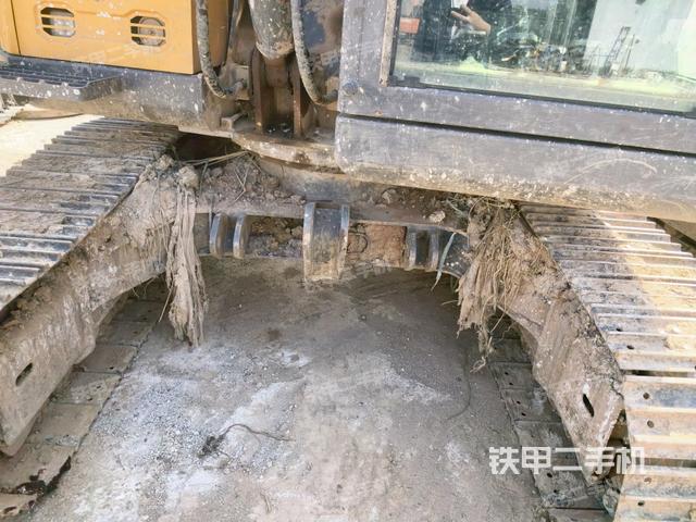 转盘和下车架正前(工作和回转装置) 转盘和下车架正前(工作和回转装置)