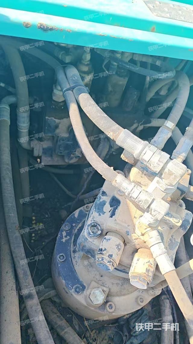 液壓泵艙室正面整體(整機(jī)外觀) 液壓泵艙室正面整體(整機(jī)外觀)