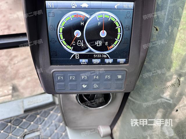 駕駛室頂部(整機(jī)外觀) 駕駛室頂部(整機(jī)外觀)