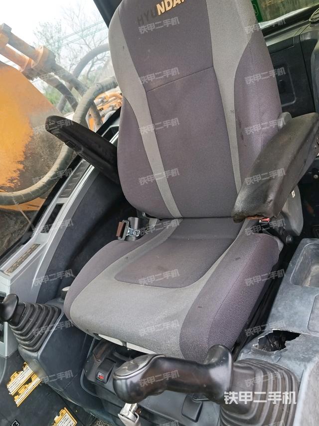 駕駛室整體(整機(jī)外觀) 駕駛室整體(整機(jī)外觀)