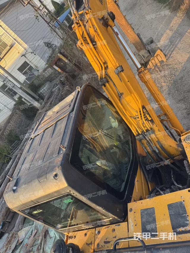 駕駛室頂部(整機外觀) 駕駛室頂部(整機外觀)