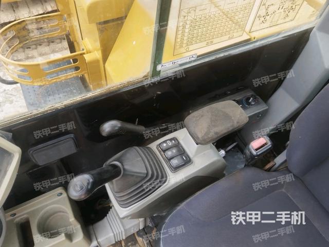 行走控制手柄和踏板 俯拍(驾驶室部分) 行走控制手柄和踏板 俯拍(驾驶室部分)