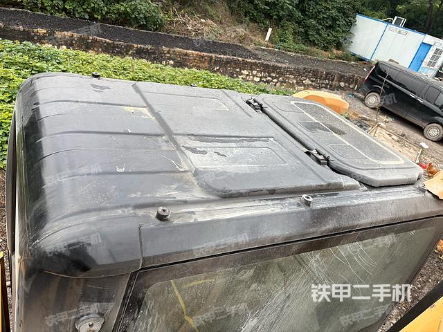 駕駛室頂部(整機(jī)外觀) 駕駛室頂部(整機(jī)外觀)