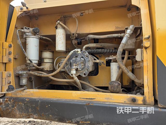液壓泵艙室正面整體(整機外觀) 液壓泵艙室正面整體(整機外觀)