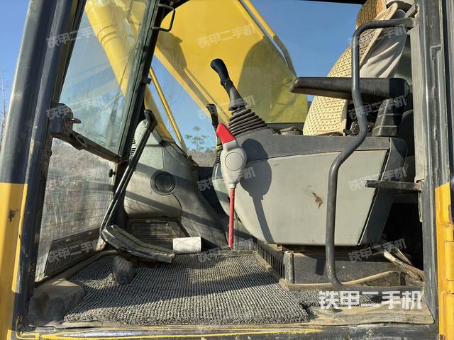 駕駛室整體(整機(jī)外觀) 駕駛室整體(整機(jī)外觀)