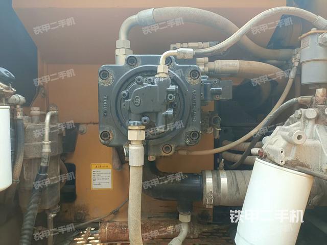 液壓泵艙室正面整體(整機外觀) 液壓泵艙室正面整體(整機外觀)