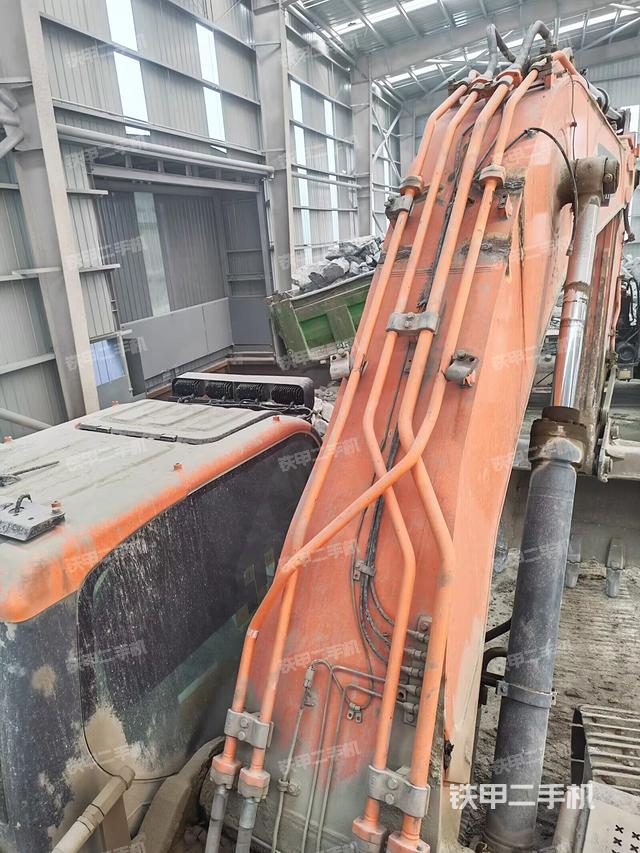 駕駛室頂部(整機外觀) 駕駛室頂部(整機外觀)
