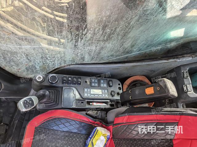 座椅右側(cè)控制臺/鑰匙門/油門/含右手柄(駕駛室部分) 座椅右側(cè)控制臺/鑰匙門/油門/含右手柄(駕駛室部分)