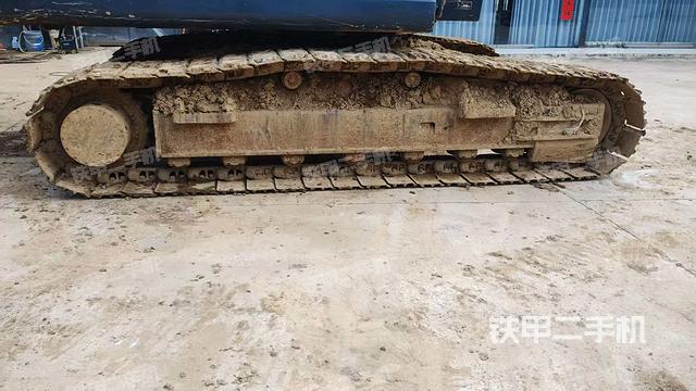 單側(cè)履帶整體(整機(jī)外觀) 單側(cè)履帶整體(整機(jī)外觀)