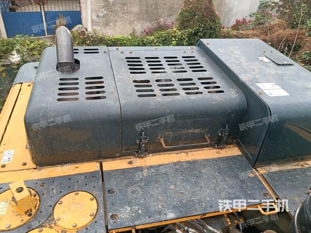 駕駛室頂部(整機(jī)外觀) 駕駛室頂部(整機(jī)外觀)