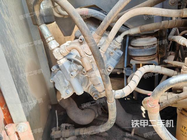 液压泵舱室正面整体(整机外观) 液压泵舱室正面整体(整机外观)