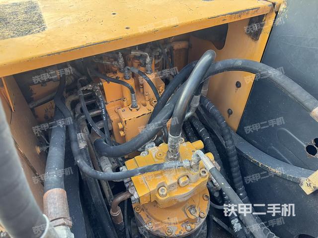 回转马达和主控阀(整机外观) 回转马达和主控阀(整机外观)