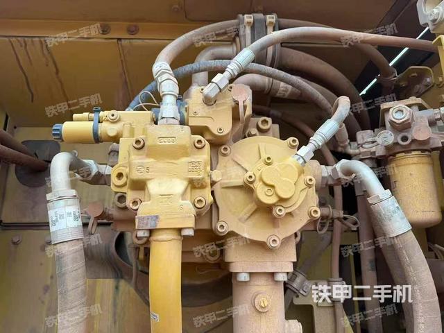 液压泵舱室正面整体(整机外观) 液压泵舱室正面整体(整机外观)