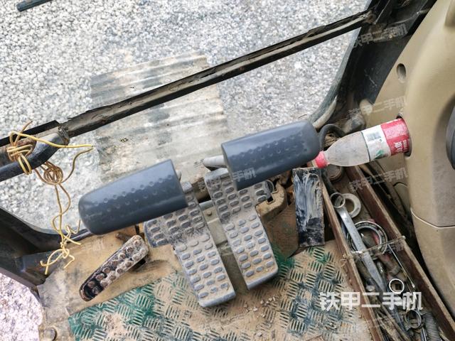 行走控制手柄和踏板?俯拍(駕駛室部分) 行走控制手柄和踏板?俯拍(駕駛室部分)