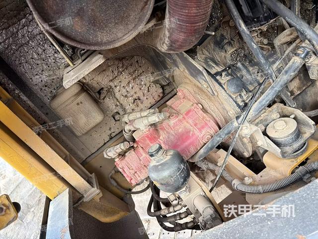 液壓泵艙室正面整體(整機(jī)外觀) 液壓泵艙室正面整體(整機(jī)外觀)