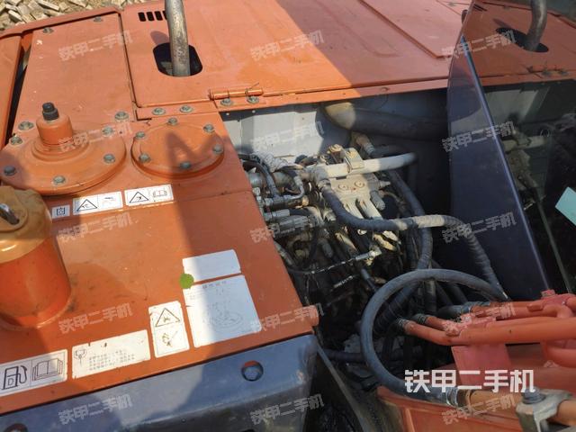 回轉(zhuǎn)馬達和主控閥(整機外觀) 回轉(zhuǎn)馬達和主控閥(整機外觀)
