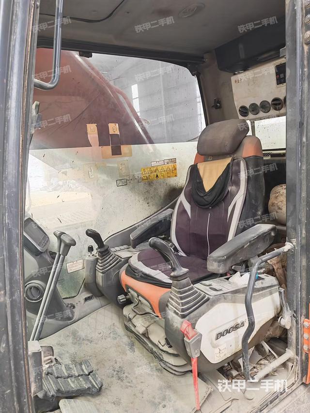 駕駛室整體(整機外觀) 駕駛室整體(整機外觀)