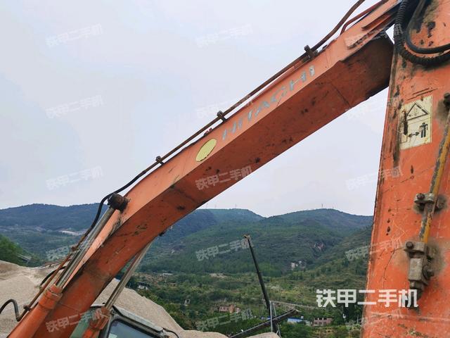 鏟斗右后整體(工作和回轉(zhuǎn)裝置) 鏟斗右后整體(工作和回轉(zhuǎn)裝置)