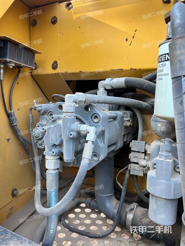 液壓泵艙室正面整體(整機(jī)外觀) 液壓泵艙室正面整體(整機(jī)外觀)