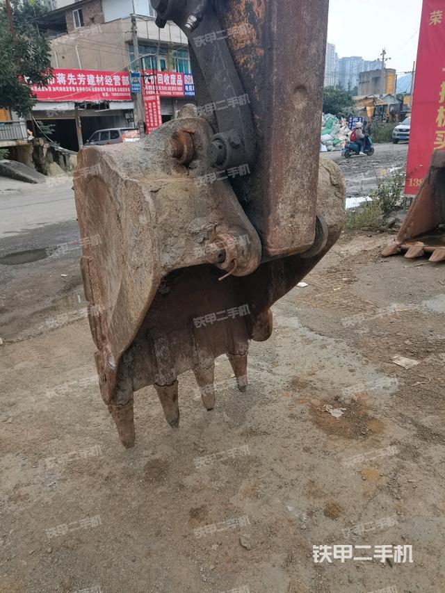 鏟斗右后整體(工作和回轉(zhuǎn)裝置) 鏟斗右后整體(工作和回轉(zhuǎn)裝置)