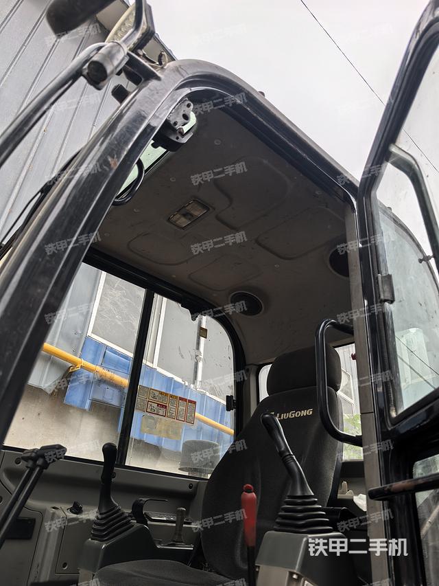 駕駛室頂部(整機(jī)外觀) 駕駛室頂部(整機(jī)外觀)