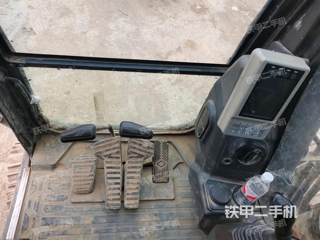 行走控制手柄和踏板?俯拍(駕駛室部分) 行走控制手柄和踏板?俯拍(駕駛室部分)