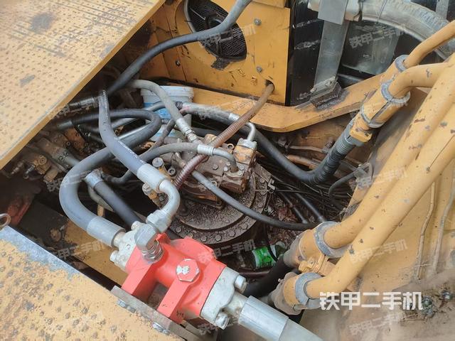 回轉馬達和主控閥(整機外觀) 回轉馬達和主控閥(整機外觀)