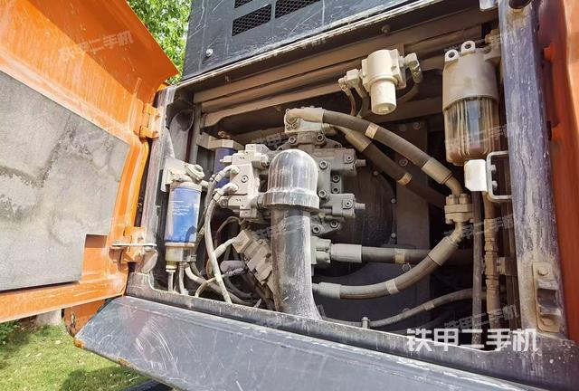 液壓泵艙室正面整體(整機(jī)外觀) 液壓泵艙室正面整體(整機(jī)外觀)