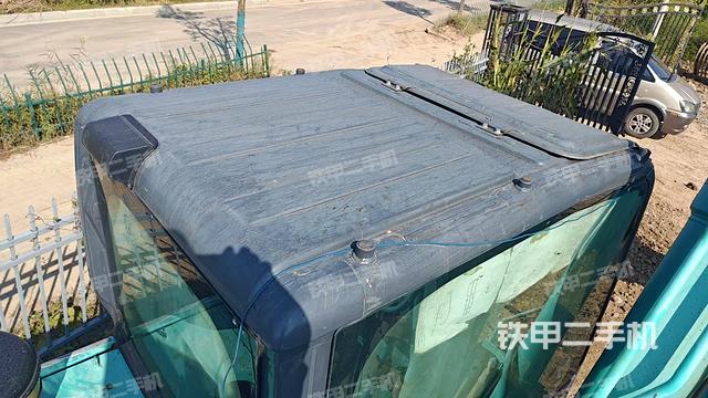 駕駛室頂部(整機(jī)外觀) 駕駛室頂部(整機(jī)外觀)