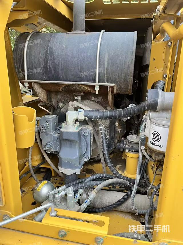 液壓泵艙室正面整體(整機(jī)外觀) 液壓泵艙室正面整體(整機(jī)外觀)