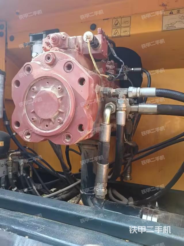 液壓泵艙室正面整體(整機(jī)外觀) 液壓泵艙室正面整體(整機(jī)外觀)