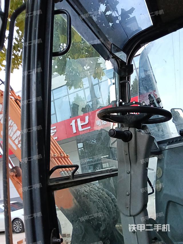 駕駛室頂部(整機(jī)外觀) 駕駛室頂部(整機(jī)外觀)