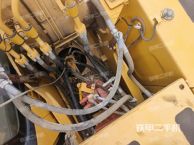 回轉(zhuǎn)馬達(dá)和主控閥(整機(jī)外觀) 回轉(zhuǎn)馬達(dá)和主控閥(整機(jī)外觀)