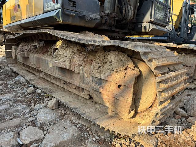 單側(cè)履帶整體(整機(jī)外觀) 單側(cè)履帶整體(整機(jī)外觀)