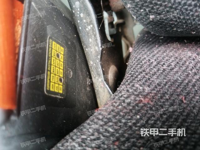 行走控制手柄和踏板?俯拍(駕駛室部分) 行走控制手柄和踏板?俯拍(駕駛室部分)