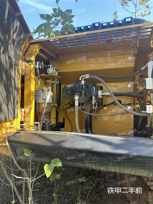液压泵舱室正面整体(整机外观) 液压泵舱室正面整体(整机外观)
