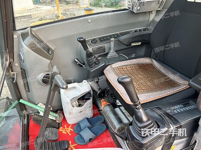 駕駛室整體(整機外觀) 駕駛室整體(整機外觀)