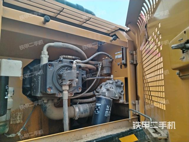 液壓泵艙室正面整體(整機(jī)外觀) 液壓泵艙室正面整體(整機(jī)外觀)