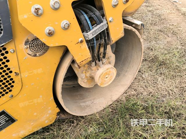 前轮右侧减震块连接及部件(压路机前后车架) 前轮右侧减震块连接及部件(压路机前后车架)