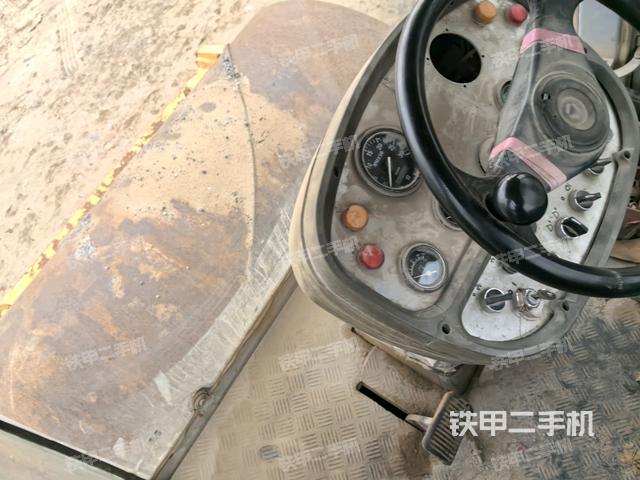 操作台全景(压路机驾驶室) 操作台全景(压路机驾驶室)