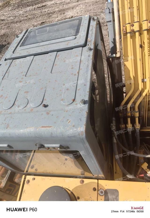 駕駛室頂部(整機(jī)外觀) 駕駛室頂部(整機(jī)外觀)