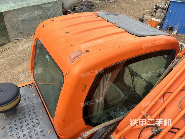 駕駛室頂部(整機(jī)外觀) 駕駛室頂部(整機(jī)外觀)