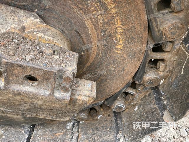 左侧履带全景（推土机底盘及工作装置）