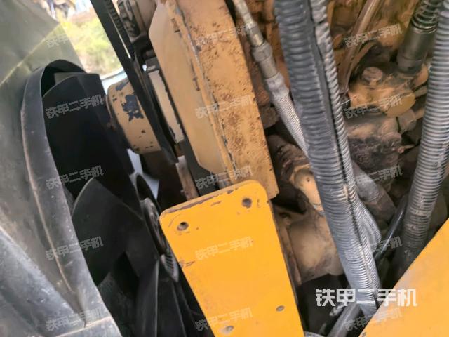 分动箱或变速箱(压路机发动机舱) 分动箱或变速箱(压路机发动机舱)